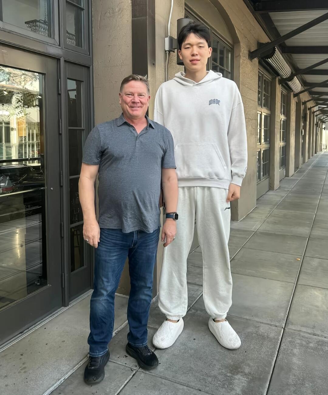 外国球迷偶遇杨瀚森，并留下了他人生中弥足珍贵的一张照片。 