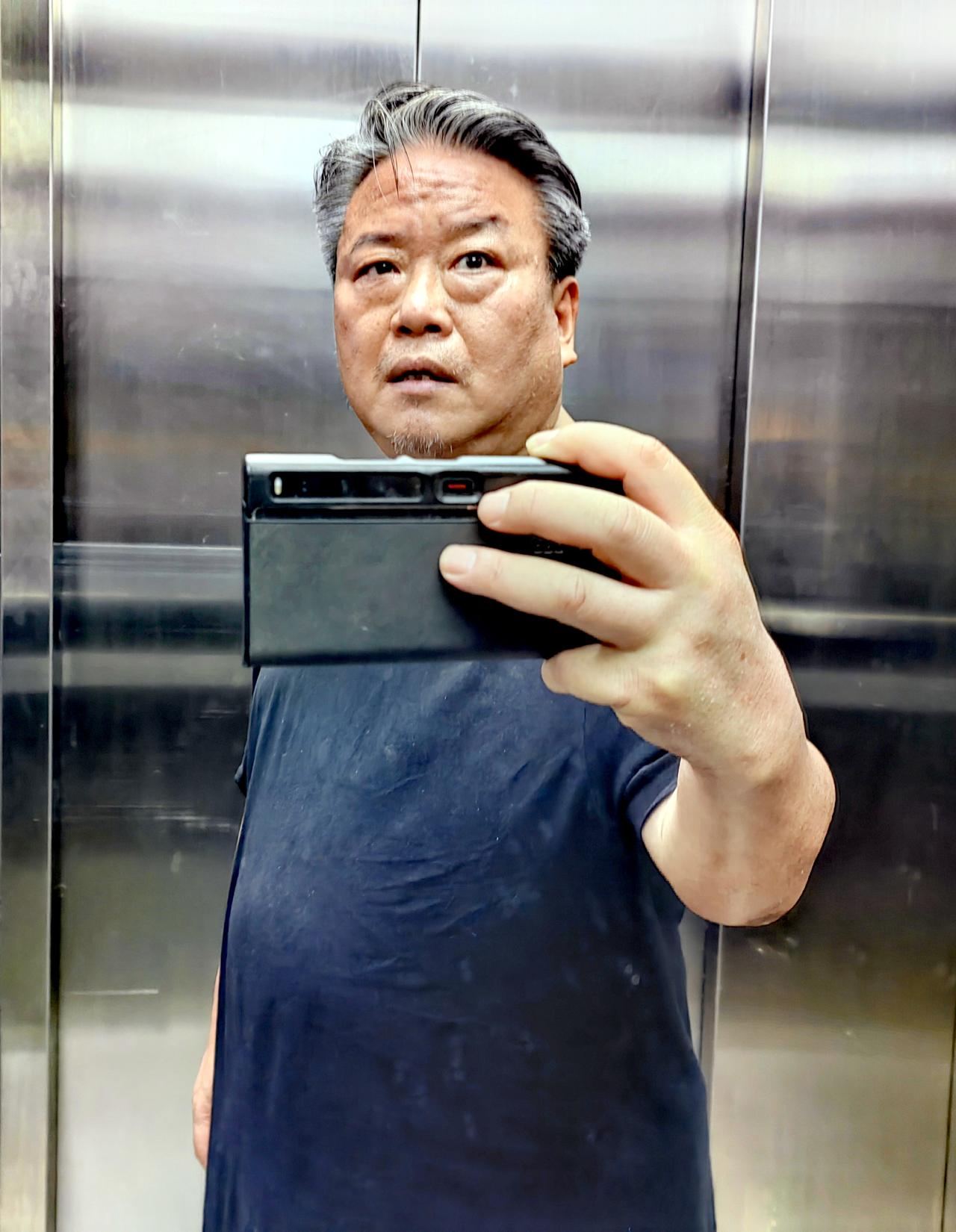 午间楼下步行三公里。平均配速11分06秒，不算快，也不算慢。一身短打，一身大汗。