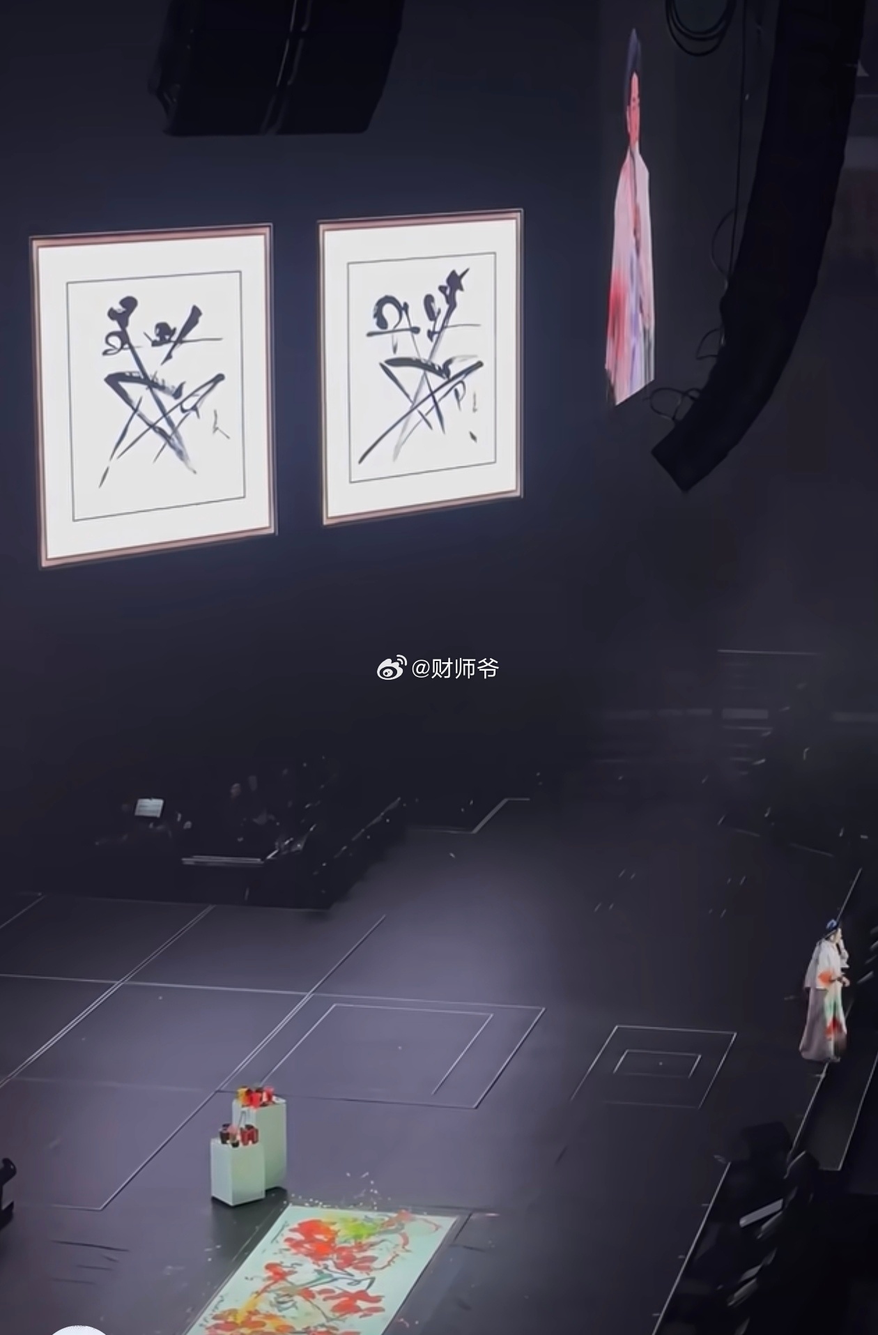 郭富城在广州演唱会上边画画边唱歌，这在国内演唱会中是首次吧？这个创意赞的！ 