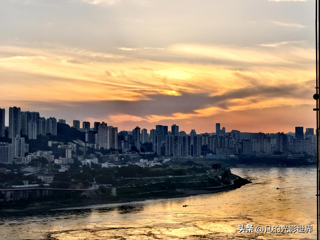 重庆热天看云，那真是太美好了！7月8日清晨，朋友在金佛山拍到金山湖晨雾笼罩，连绵