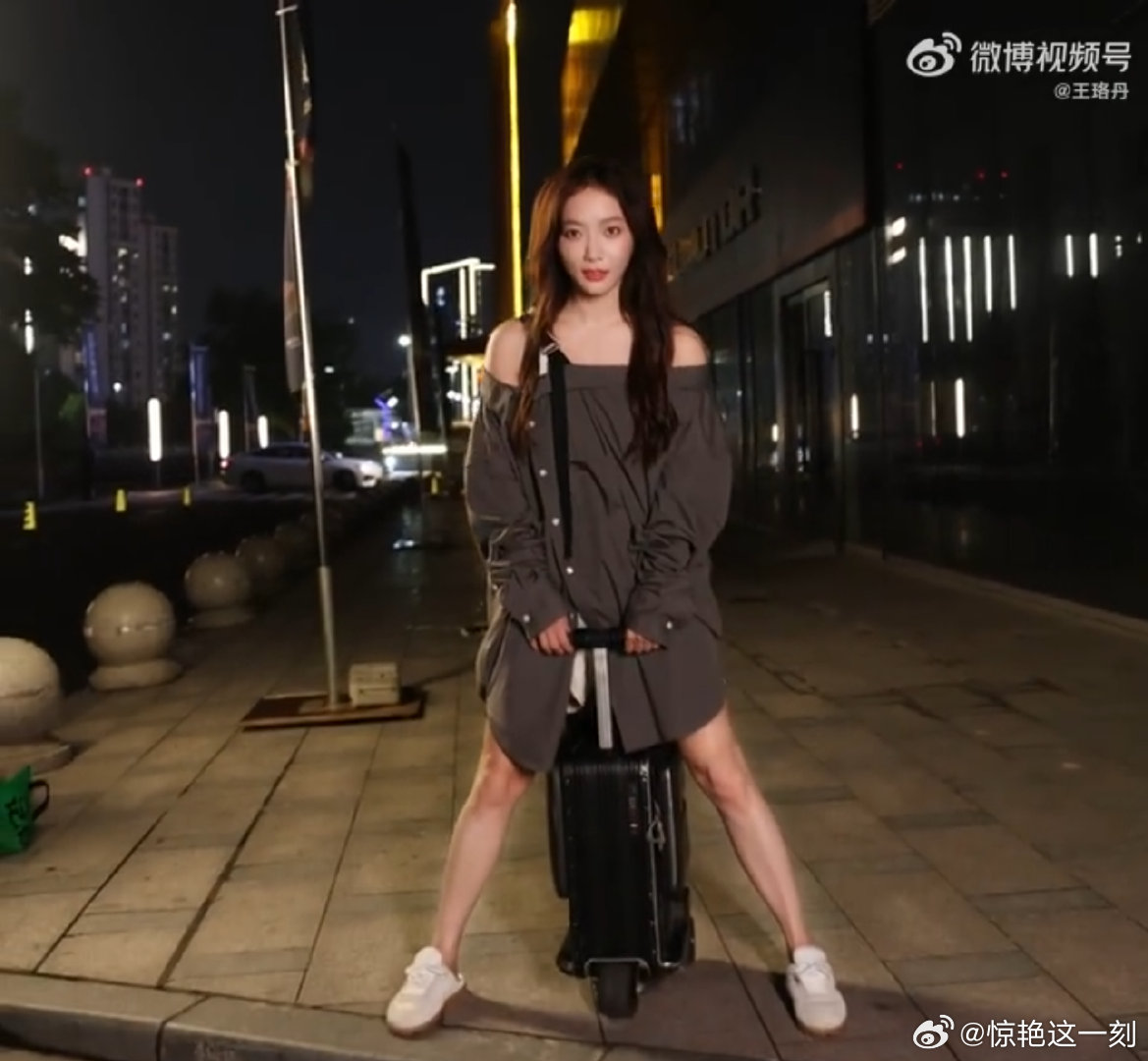 王珞丹骑电动行李箱出街怎么才能拥有王珞丹的肩线 简简单单的露肩上衣配行李箱出行，