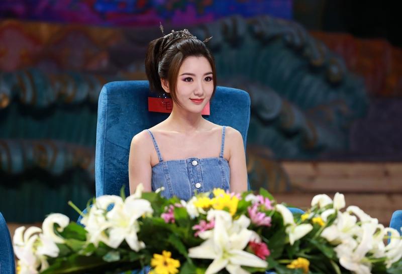 毛晓彤美不美？答案是肯定的！

2月16日她36岁生日写真，身着抹胸白色纱裙，花