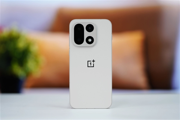 其实，一加15这个摄像头很有辨识度的现在普遍都是大圆圈的摄像模组中算是独树一帜的