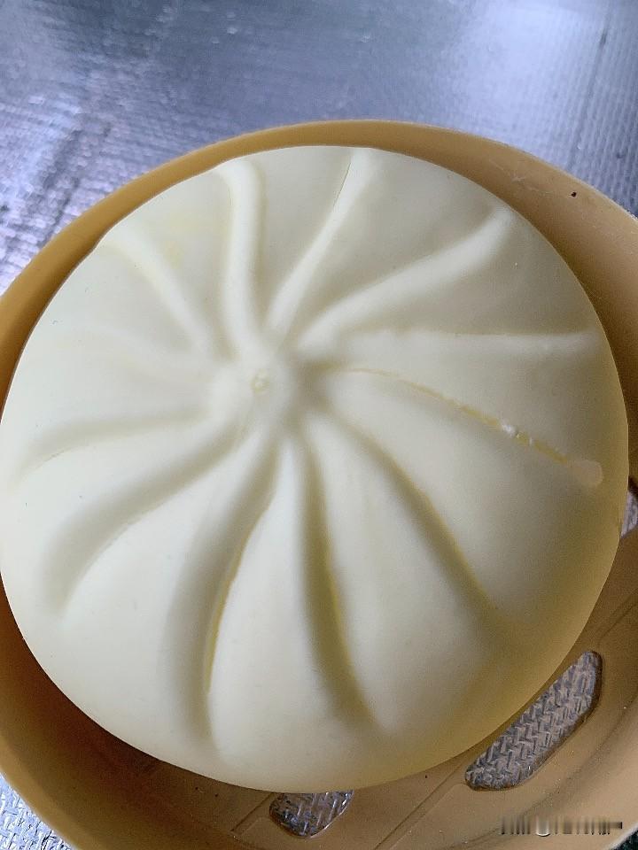 无锡不知道有多少家做大包子的，
据我所知的有点名气的就在下面
鸿运大包
园园包子