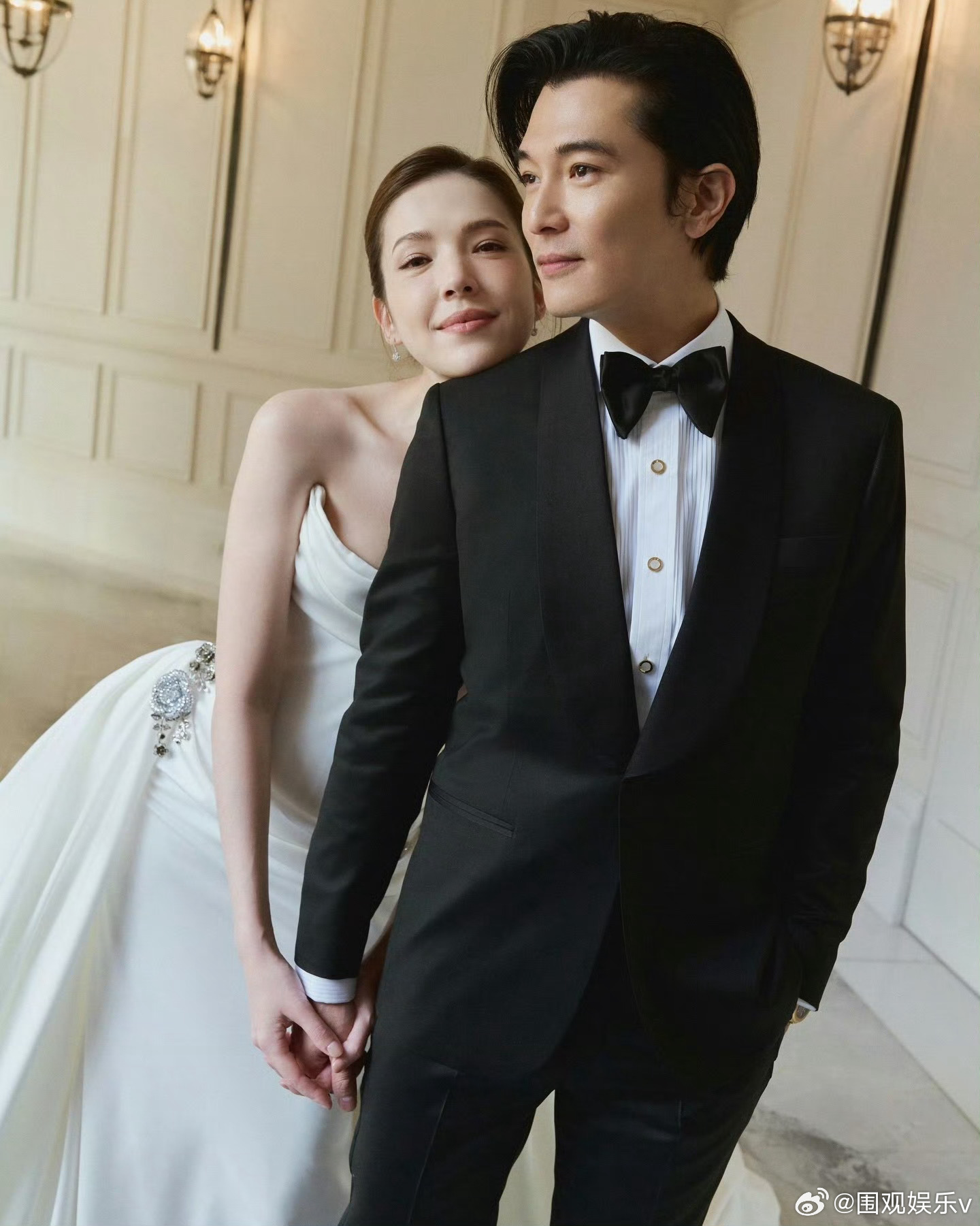 许玮宁亲完邱泽擦掉口红印 真夫妻就是好嗑，最近糟心事有点多，沾点喜气 