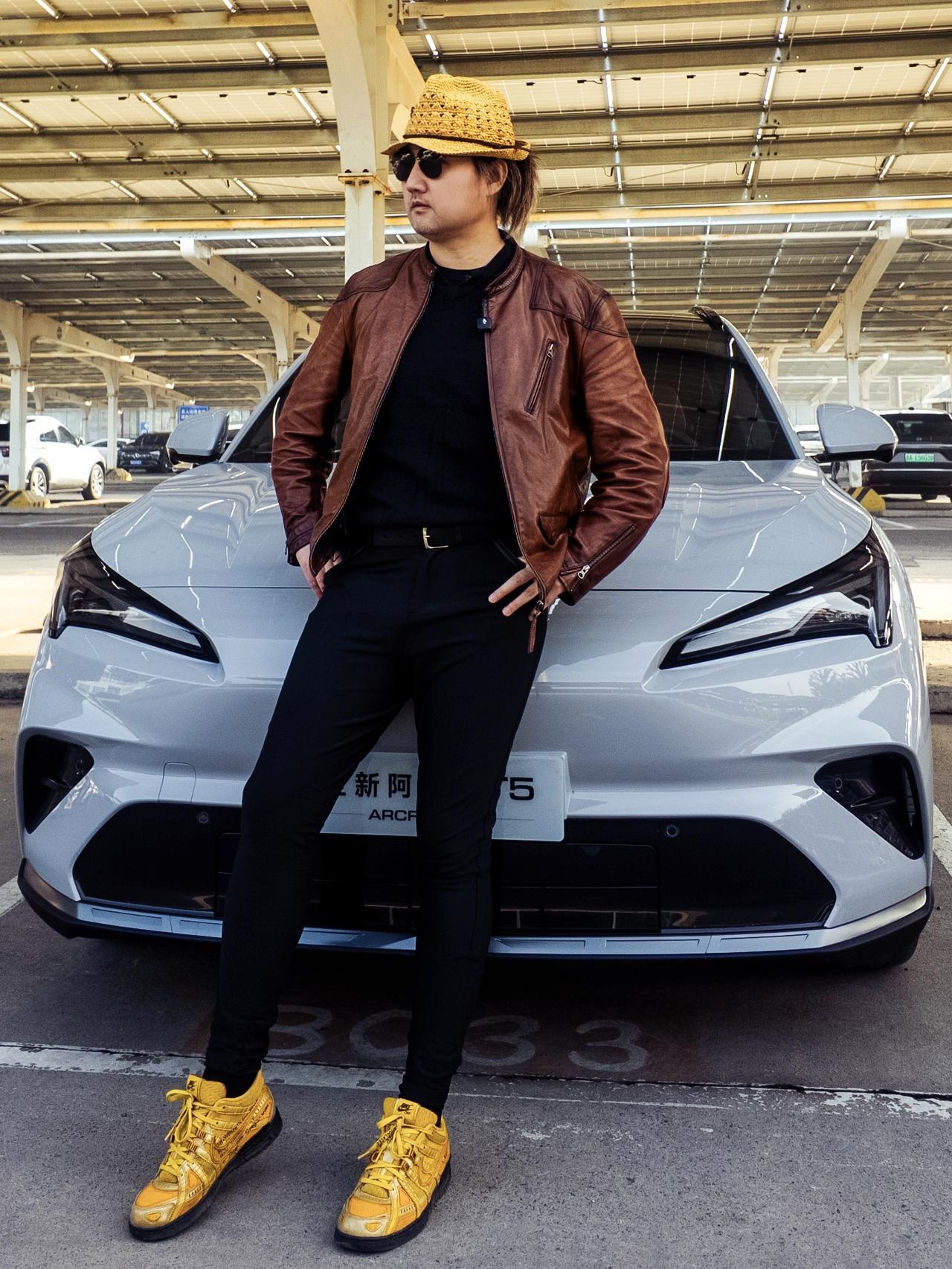 今日拍摄极狐全新阿尔法T5，现在有了北汽神擎增程和北汽元境智驾辅助。
动态试驾主