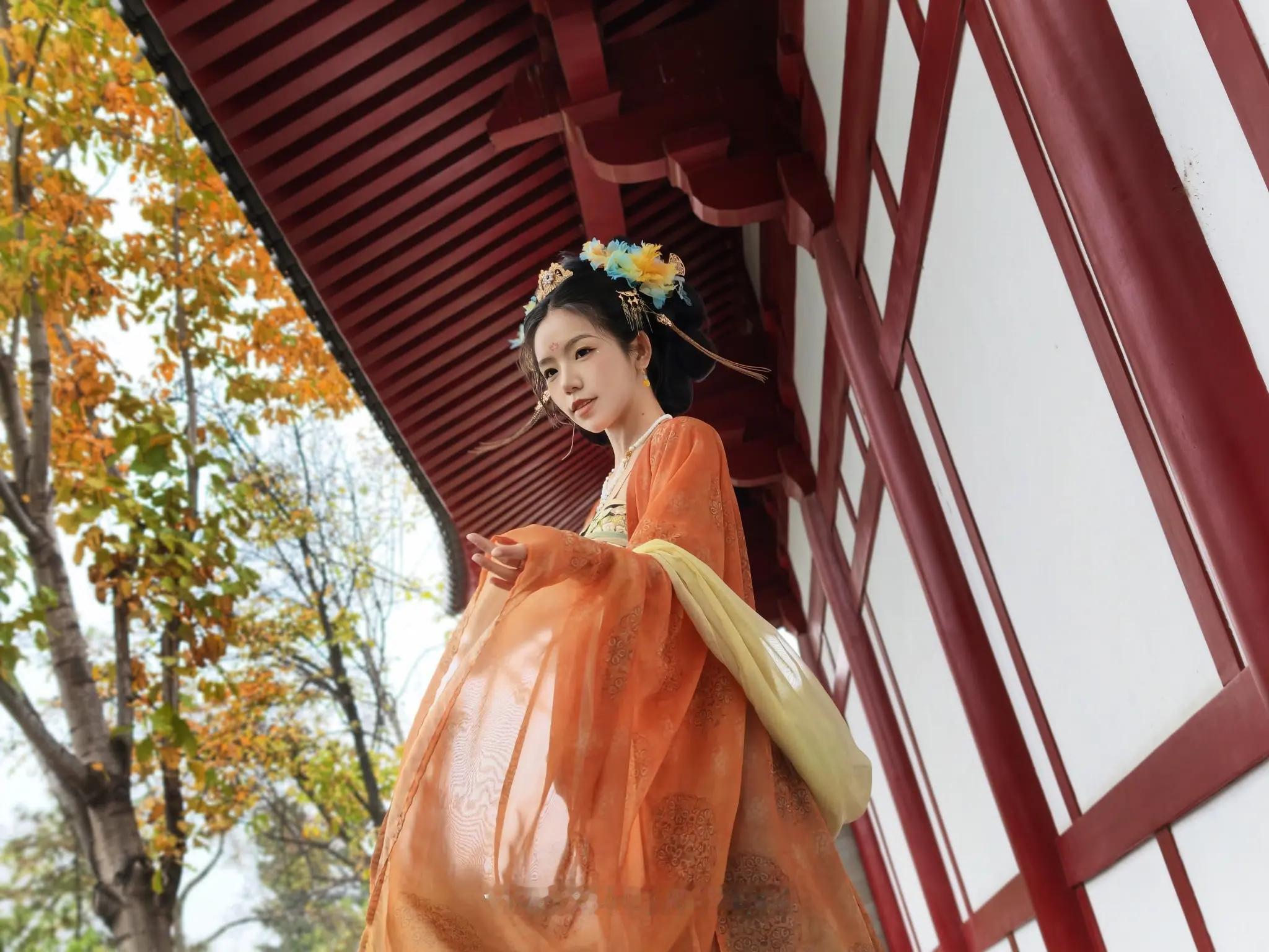 vivo X300 Pro 拍摄，呈现的是古风人像与建筑结合的场景。成像效果：画