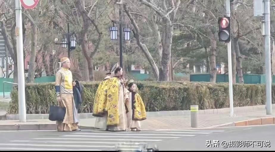 瞧这一家子是不是还活在一百多年前的美梦里？一家人穿着100多年前的皇家服饰出来逛