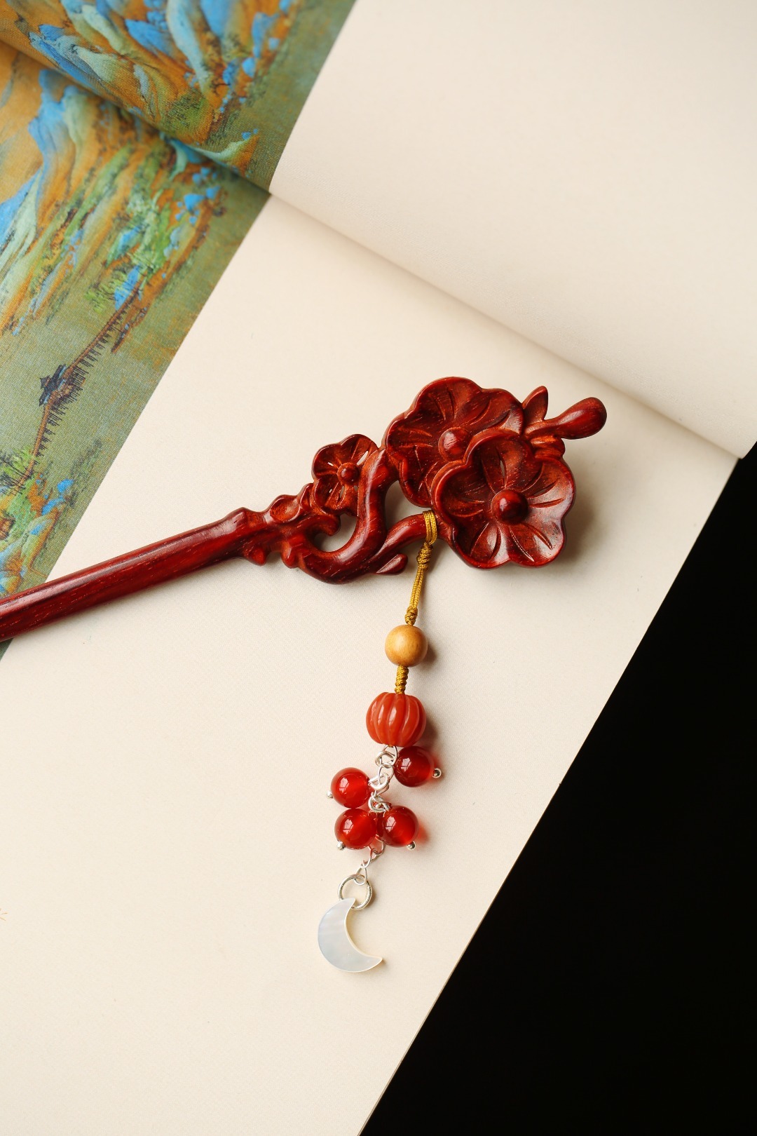 小叶紫檀【桃夭】发簪用发簪的女子，有一种温婉却蕴含的能量。盘起青丝，维持着婉约而