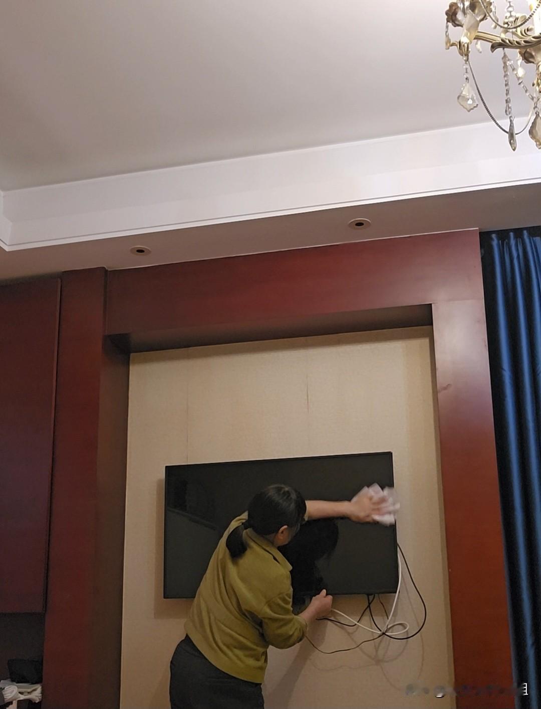 做家政的我，就喜欢这些爱干净的客户。
[大笑]

现在是晚上的8:30，还在客户