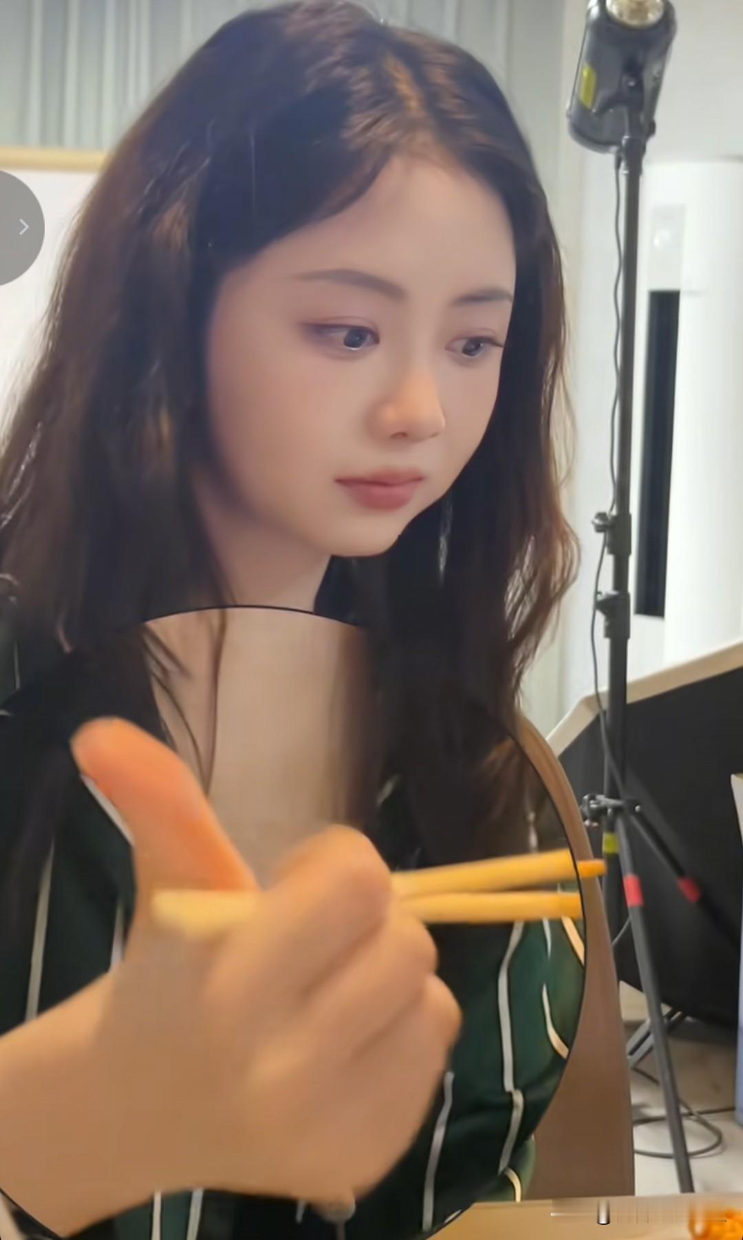 纤纤玉手拈筷，静享美食时光。松韵日常好有感觉食物精致感 童乐食韵 明星 🌹🌹