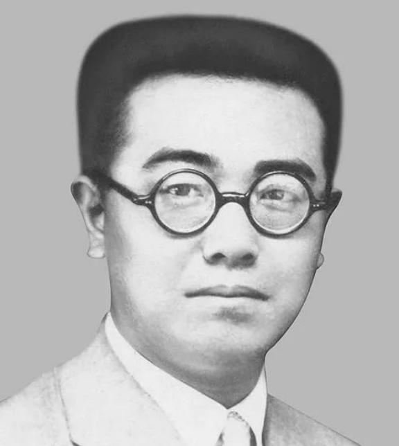 1966年，大庆油田发现者谢家荣吞下一整瓶安眠药，在家中自戕。第二天，妻子吴镜侬