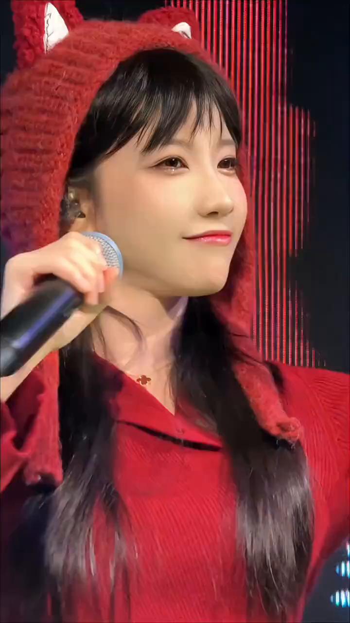 荧光的彩灯，吊灯射灯继续照耀，频闪的激光今晚发挥继续揭晓。独立大屏幕，独立座一角