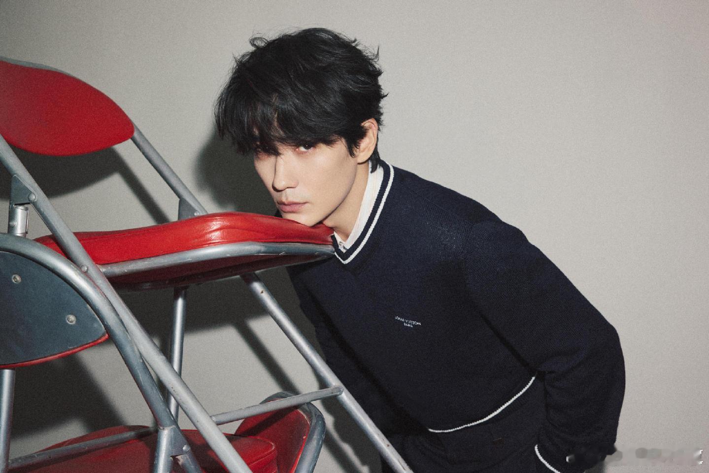 朱一龙说腹肌没了朱一龙透露今年工作计划 朱一龙生日直播信息量满满，自曝腹肌消失，