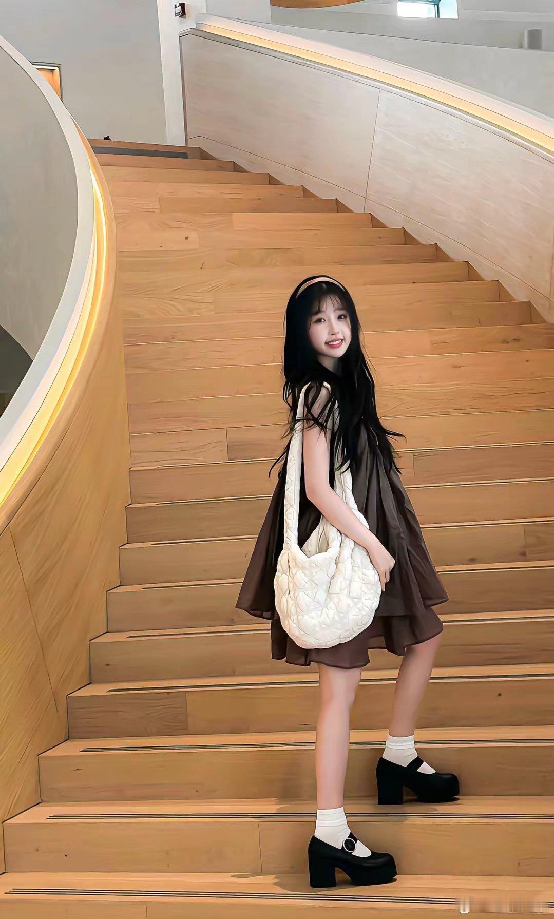 🐟虞书欣月光变奏曲 🐟虞书欣初礼 “捧起温柔月 众生皆温柔 少年乃人间绝色.