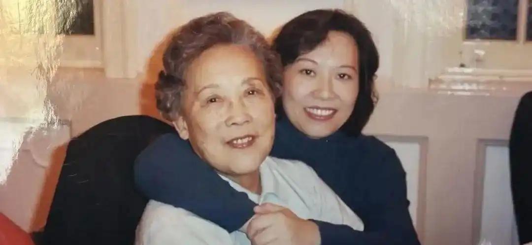 2001年，上海姑娘张玮倾尽全部积蓄，为恩师陈老师购置了一套养老房，供老师和弟弟
