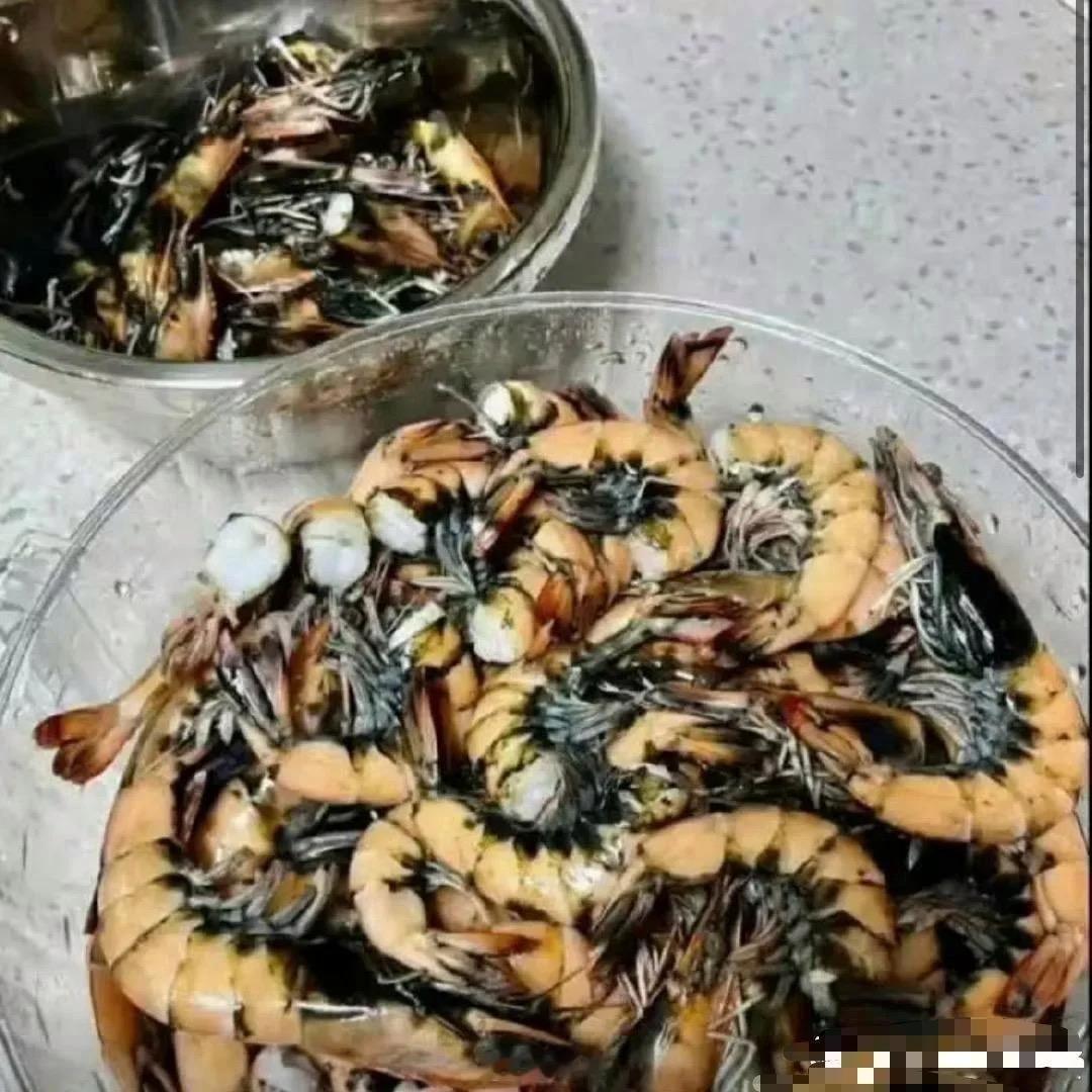 下班花80块特意买了大虾，本来打算好好改善一顿伙食，结果拆开直接看懵了！
虾头全