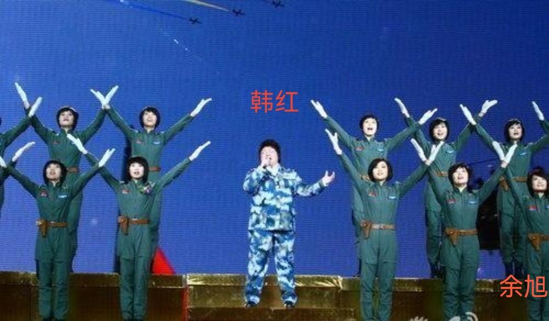2010年，余旭烈士和歌手韩红，同台合唱《我爱祖国的蓝天》，一张罕见的合影，彼时