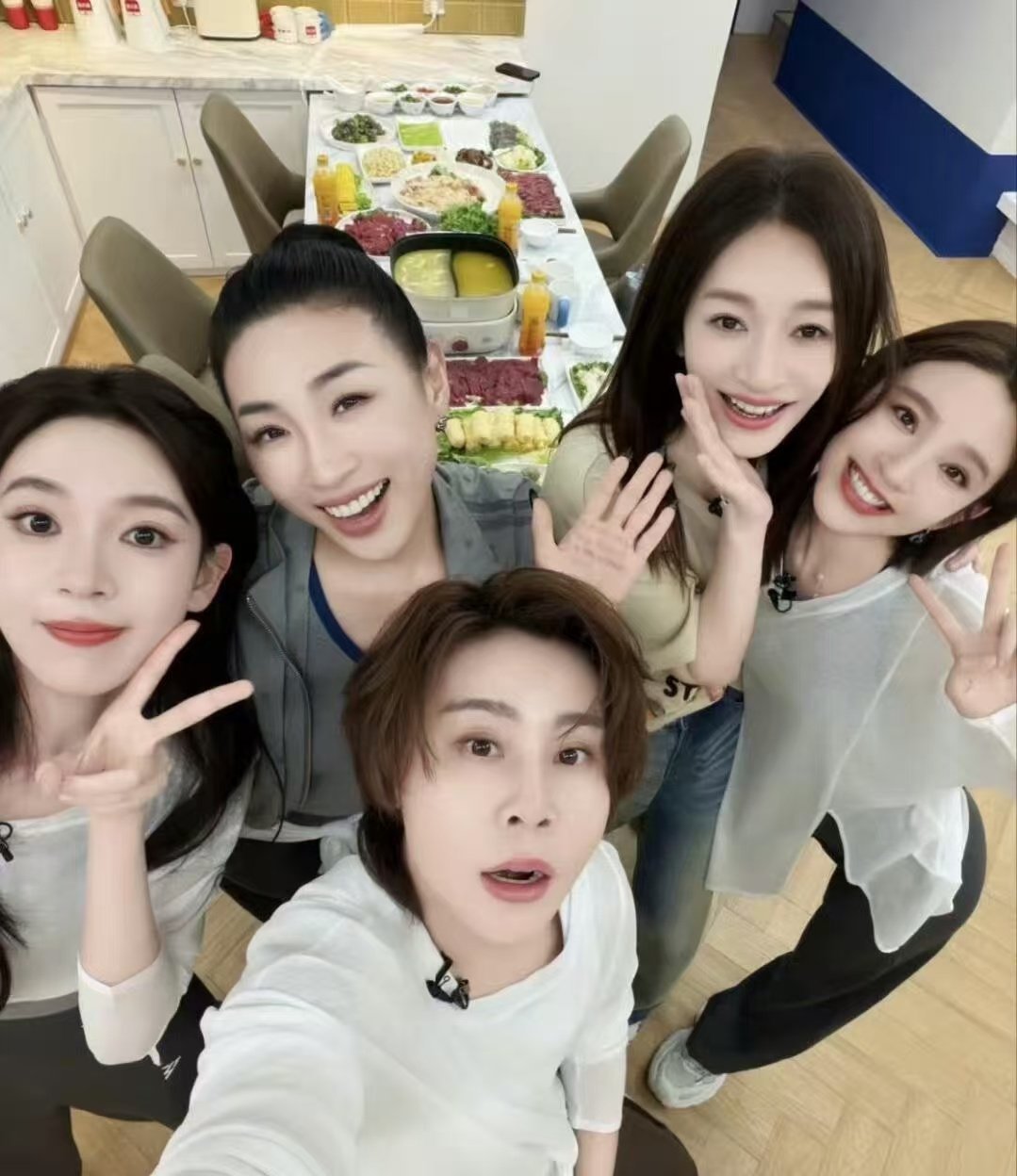 集美们的世界杯派对首档世界杯闺蜜综艺申请出战 盲猜嘉宾会有不少浪姐选手！多才多艺