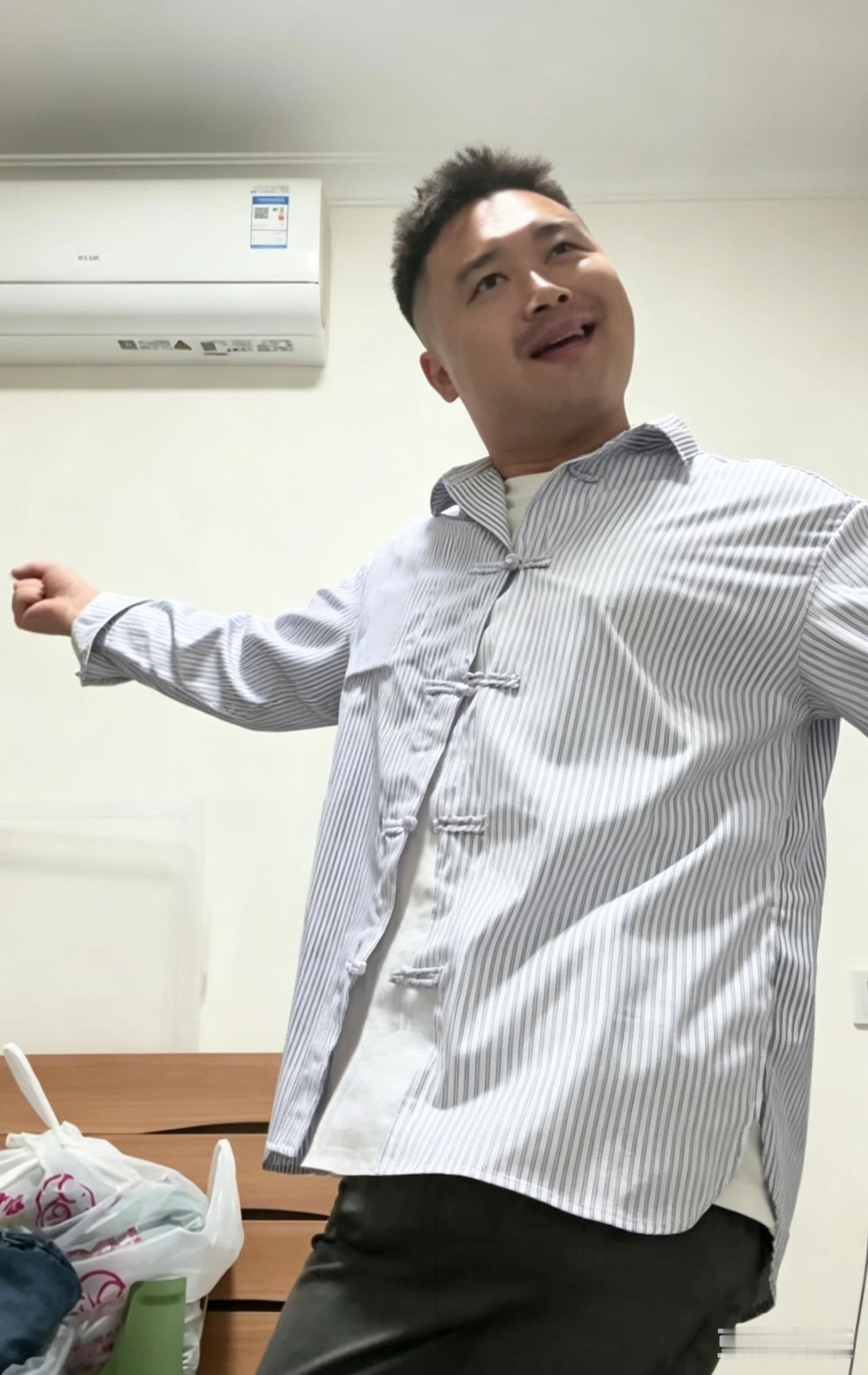 超长蛋挞攻击人啦！
有位博主说，自己被超长蛋挞攻击了，还配了图，是嘴肿了，我还以