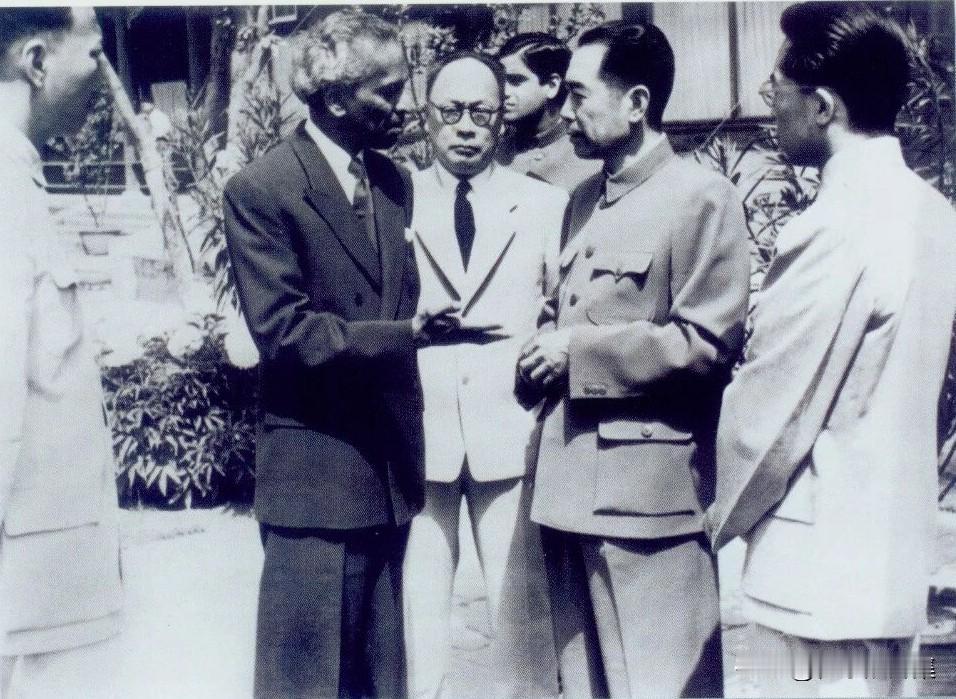 【周总理历史上的今天——5月20日】
1955年5月20日，陈毅陪同周恩来总理与
