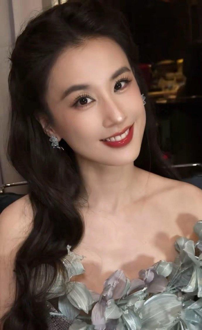 早就该甩了杨子!刷到黄圣依生图直接破防了，原装脸就是能打啊！骨相生得那叫一个优越