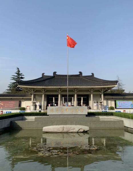 “到西安，看坟头。”这一句简单的调侃，就足以证明西安的古墓数量之多，古代藏品数量
