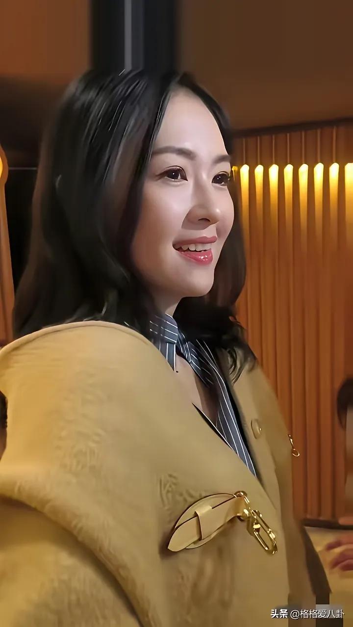 章子怡又美出新高度，那皮肤像剥了壳鸡蛋似的，吹弹可破，白里透红，看着就像个年轻女