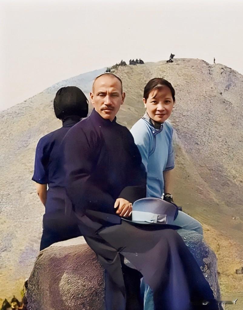 一九三四年，蒋中正到陕西咸阳参观陵墓，夫人宋美龄全程陪伴并与老蒋坐在一块石头上合