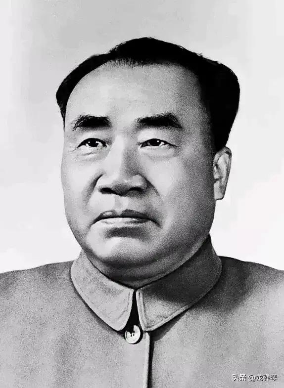 朱德总司令，
一身正气凛然震神州，
顶天立地扭转乾坤建华夏！