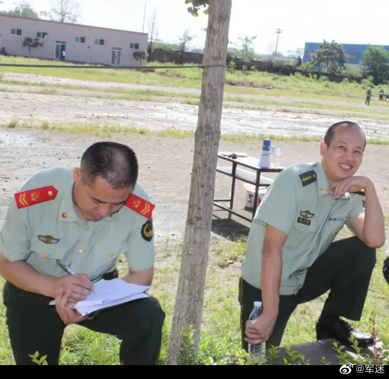 我在部队四级警士长时，中队指导员比我晚一年兵，我1997年入伍是最后一批三年兵，