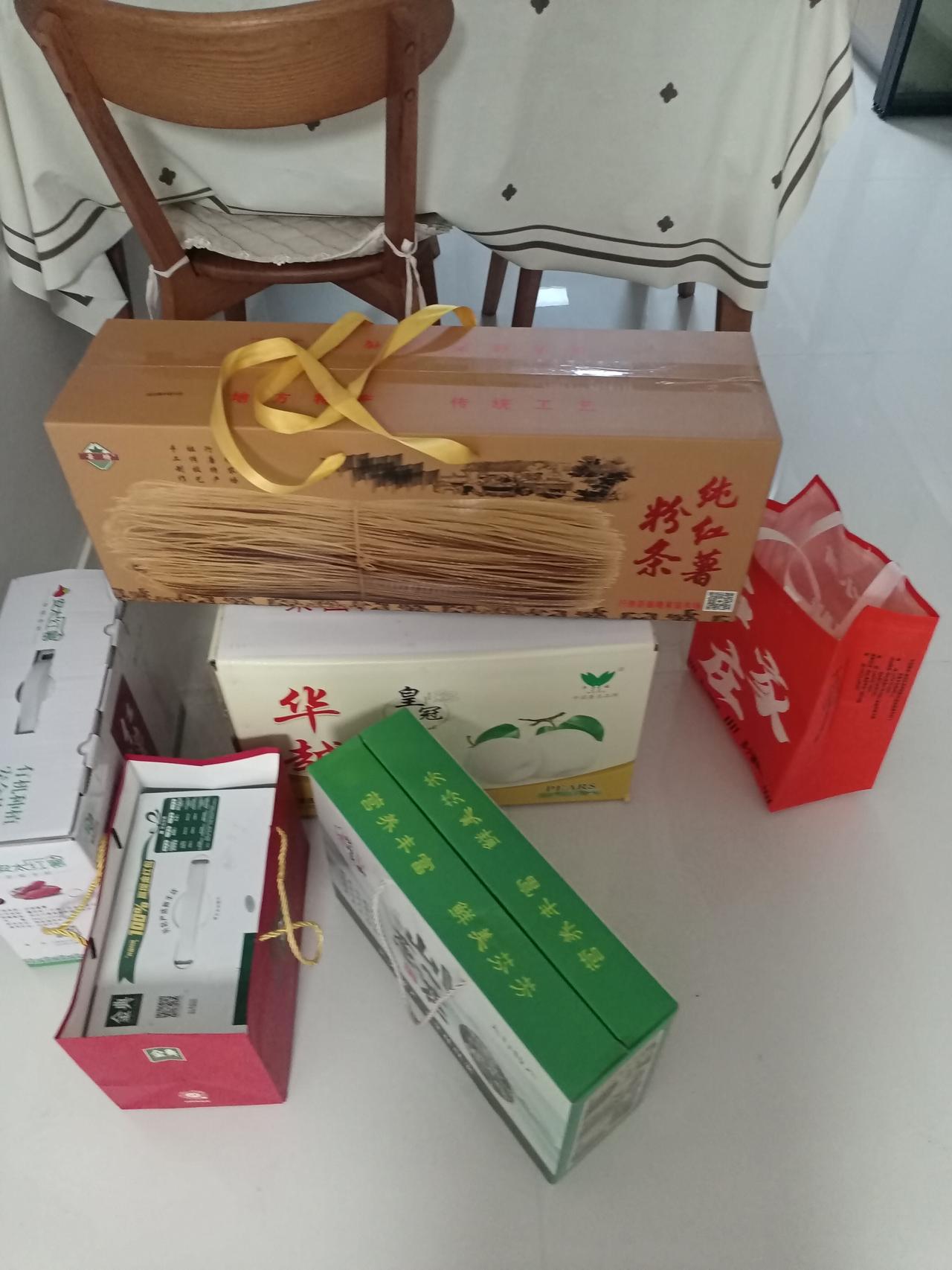 过节了，亲戚之间走动的时候。
    今天老公的大侄子媳妇带孩子过来，侄子出差了