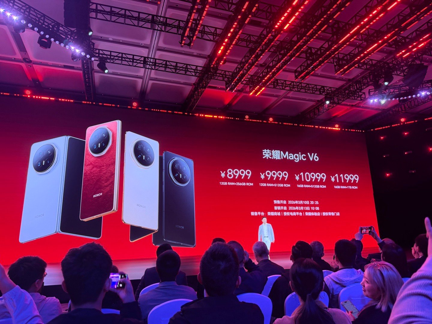 荣耀MagicV6 正式发布，8999元起！折叠厚度8.75mm、展开4mm，重