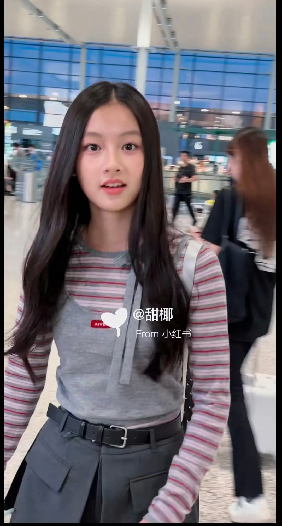 一颗完美的头就是被帽子压扁了的头发，但看着颅顶还是那么高赵钰琪七七这颅顶长的太好