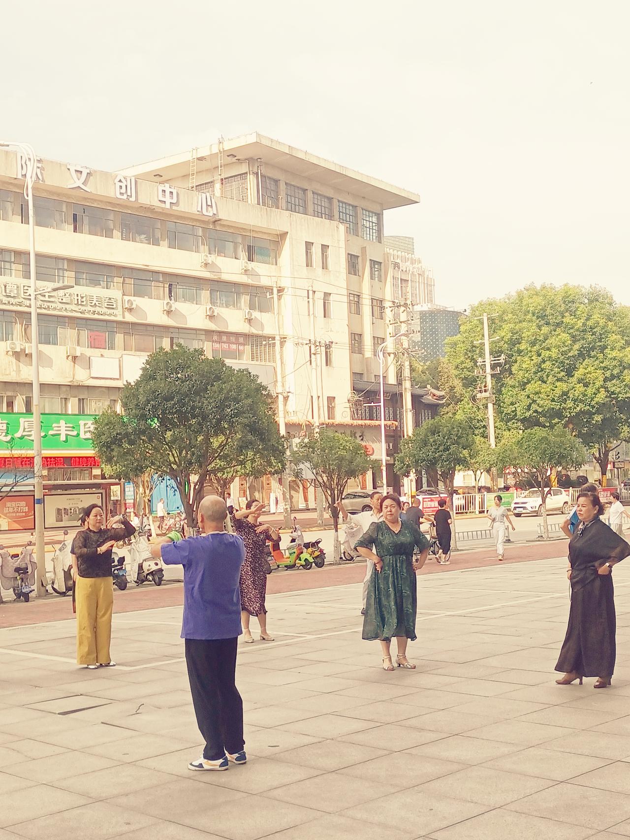 时光永远不会逆行，
把握好每一个属于自己的清晨。生活不易，
把一年四季过好，
把