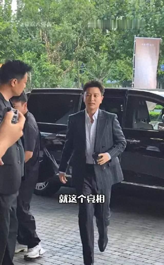 上海这天，贾乃亮腿长身材好，陈赫内八油腻，被袁弘张歆艺惊艳