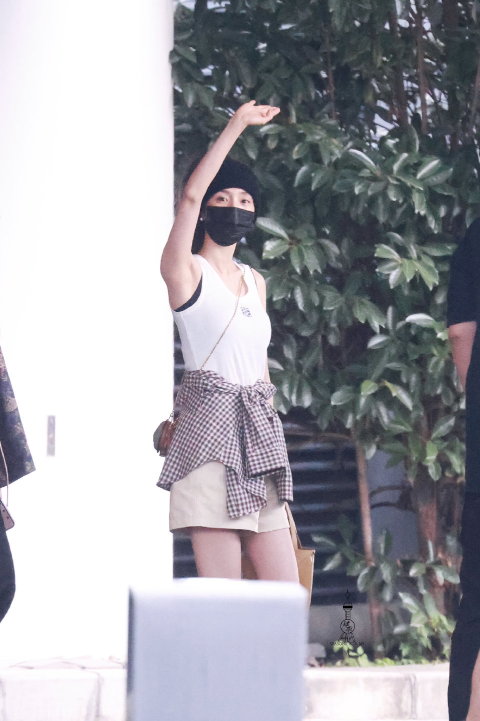 #杨幂[超话]#枯萎的玫瑰也包含着爱意我将玫瑰藏于身后期待与你赴约 ​​​