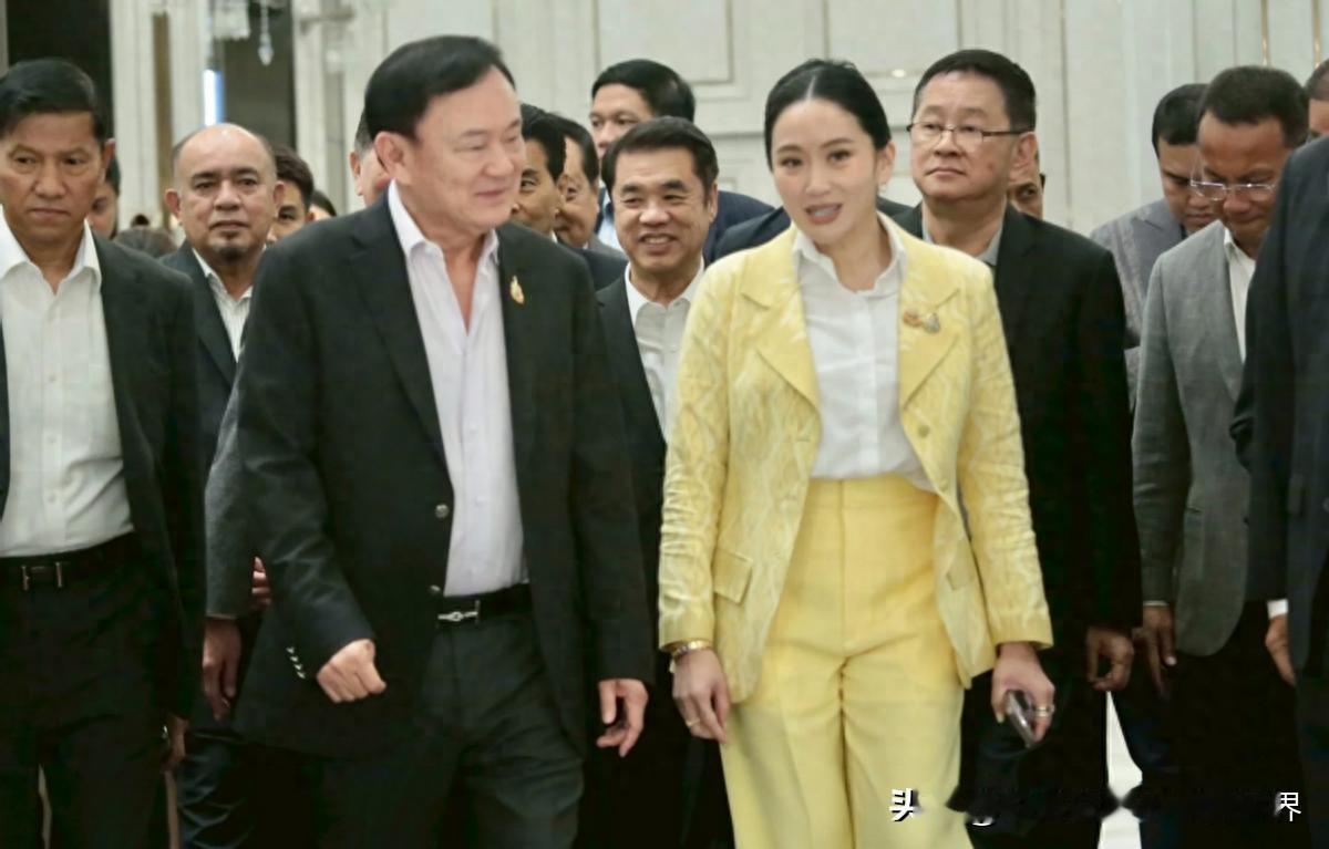 有些泰国人不够清醒，居然高喊佩通坦下台。8月2日，泰国首都曼谷爆发了大规模抗议活