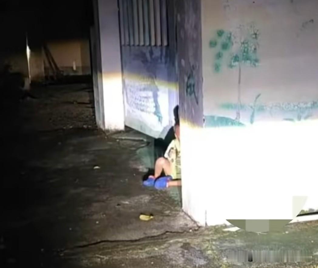 四岁男童夜宿村头令人十分痛心！

近日，在广东茂名高州市新垌镇，一段监控视频显示