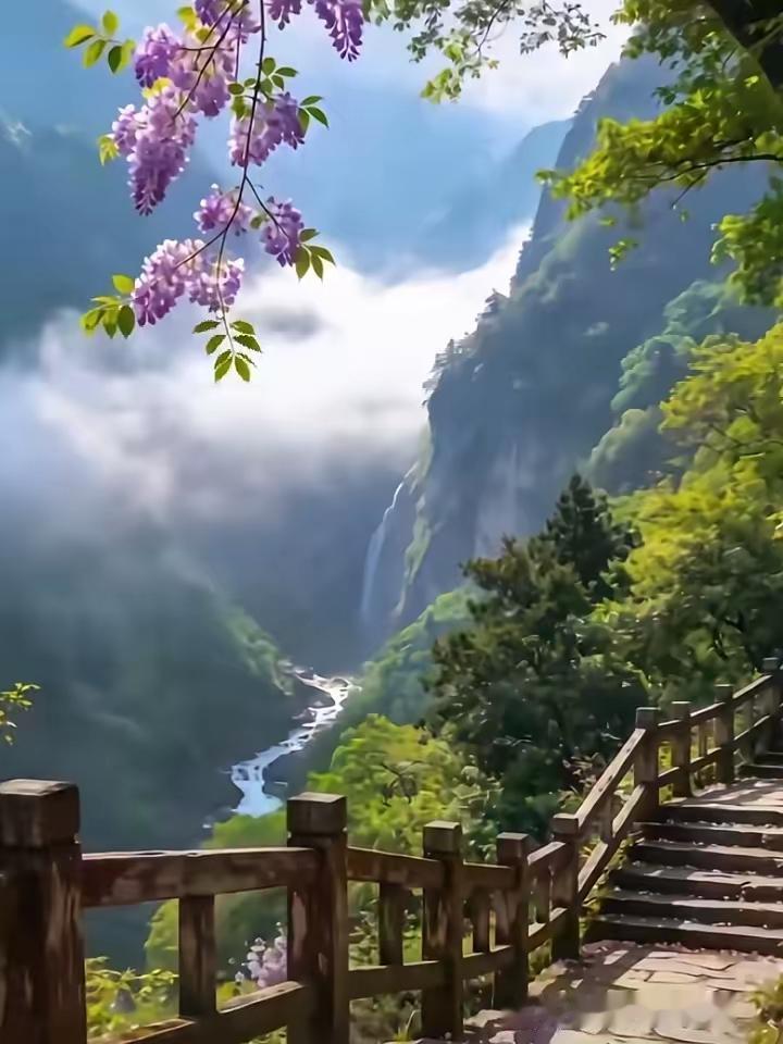 四川成都，一个5岁小女孩在商场走丢了。
 
她没哭没闹，聪明得很，直接跑进旁边一