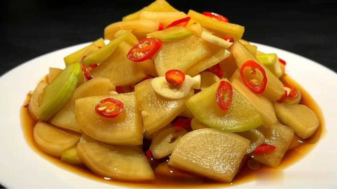 腌萝卜时，加盐杀水是大错，教你正确做法，脆爽入味1年都不会坏
这是一道好吃的腌萝