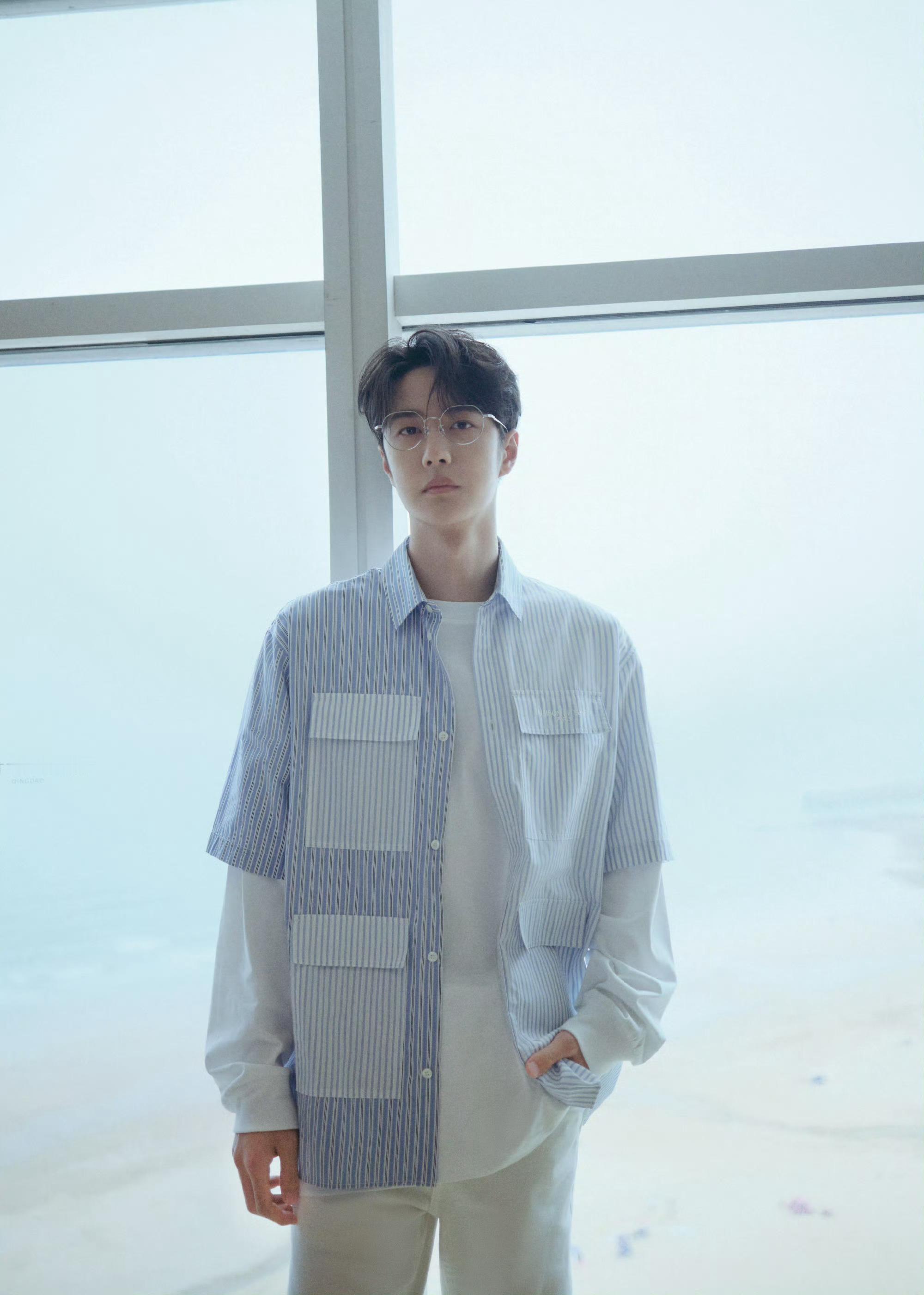 多看帅哥有益身心健康，一博戴眼镜＿＿＿ 