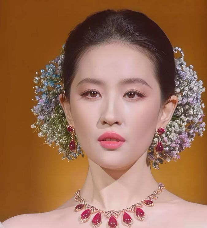 刘亦菲没穿名牌，却让巴黎时装周闭了嘴。
一条亚麻裙，一对珍珠耳环，走路带风，不靠