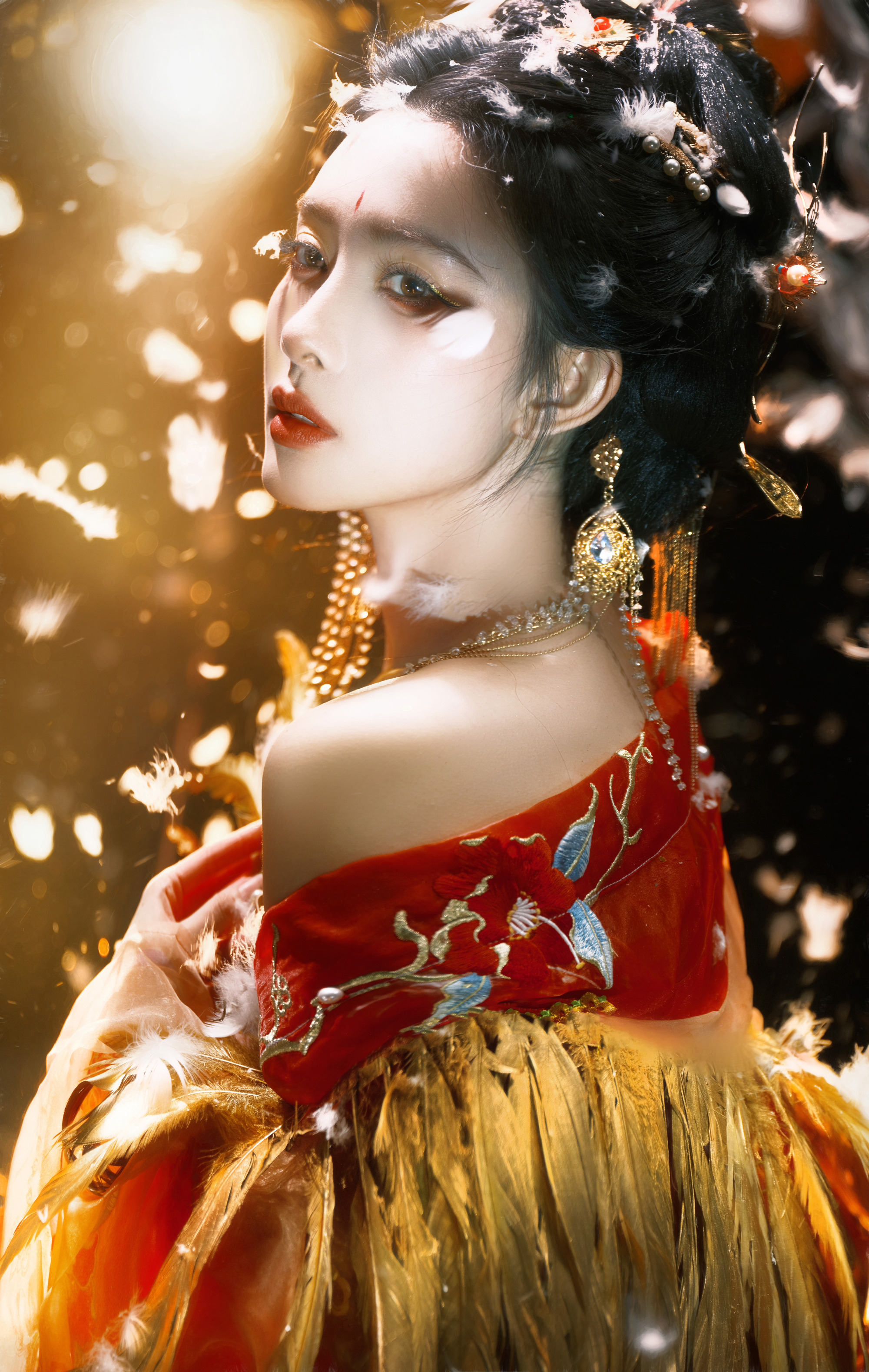 孟子义生日大片：炫酷古风红艳如画，金光炫月梦幻柔美。孟子义