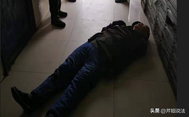 湖北恩施，向某违规在楼顶搭了个简易房，简易房盖好后，向某找71岁保安老向帮忙清理