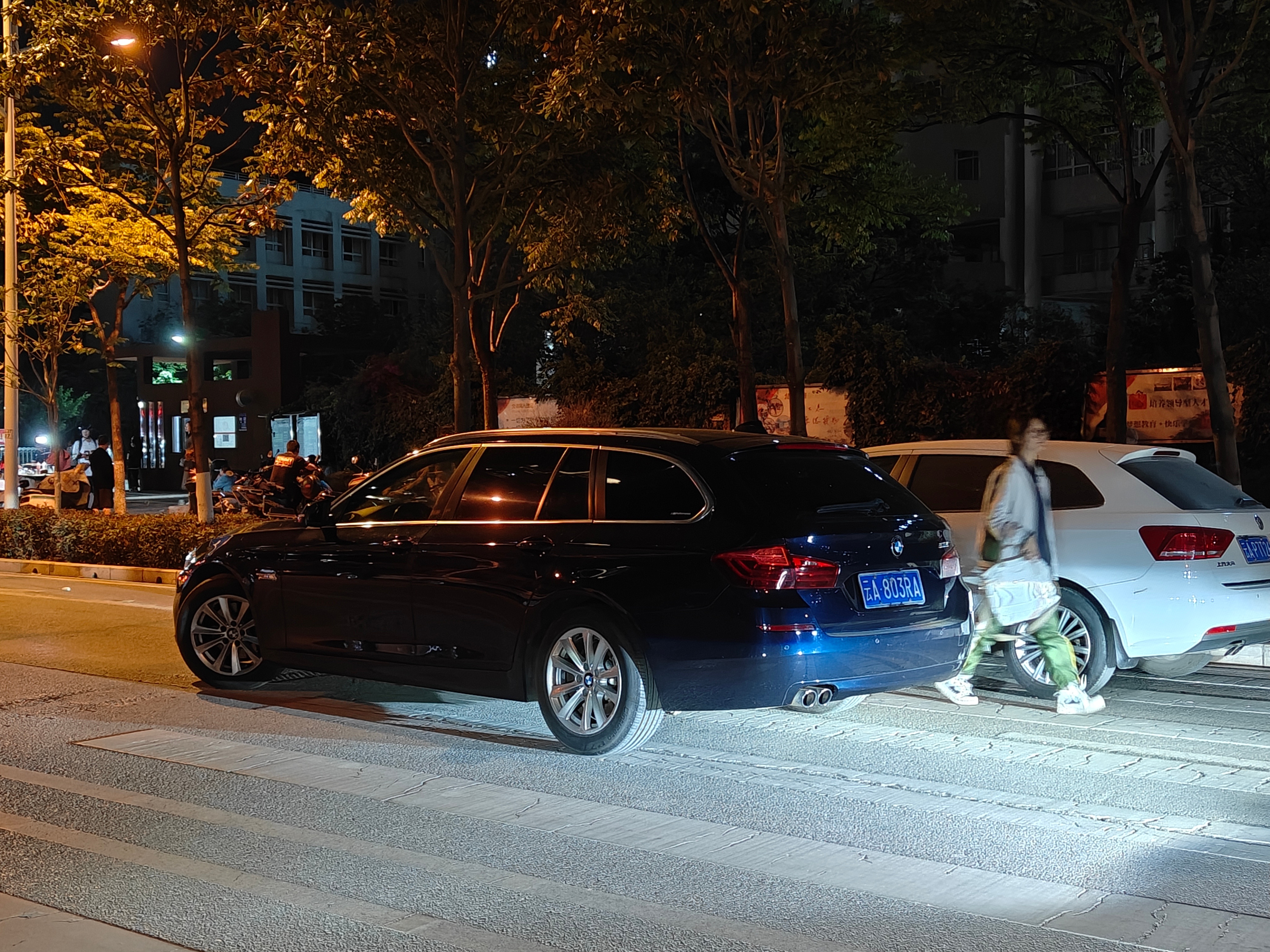 最近看到两台F11宝马5系旅行，真好看啊…… ​​​