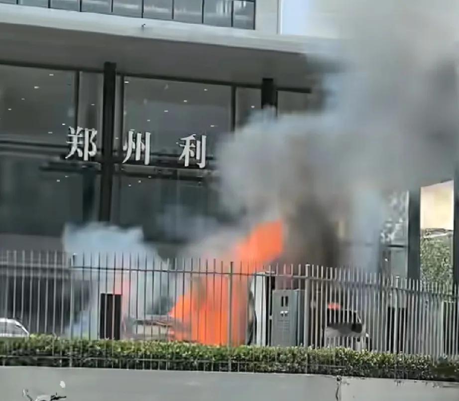 5月16日，河南郑州利之星4S店门前上演了惊险一幕——一辆奔驰车居然“火”了，还