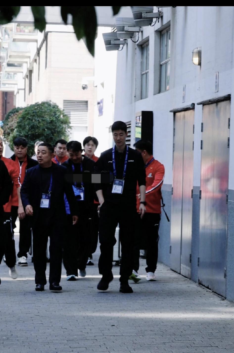 刘国梁好样的，
不论走到哪，
心里始终放不下国乒，

刚刚结束了世乒赛开幕式，