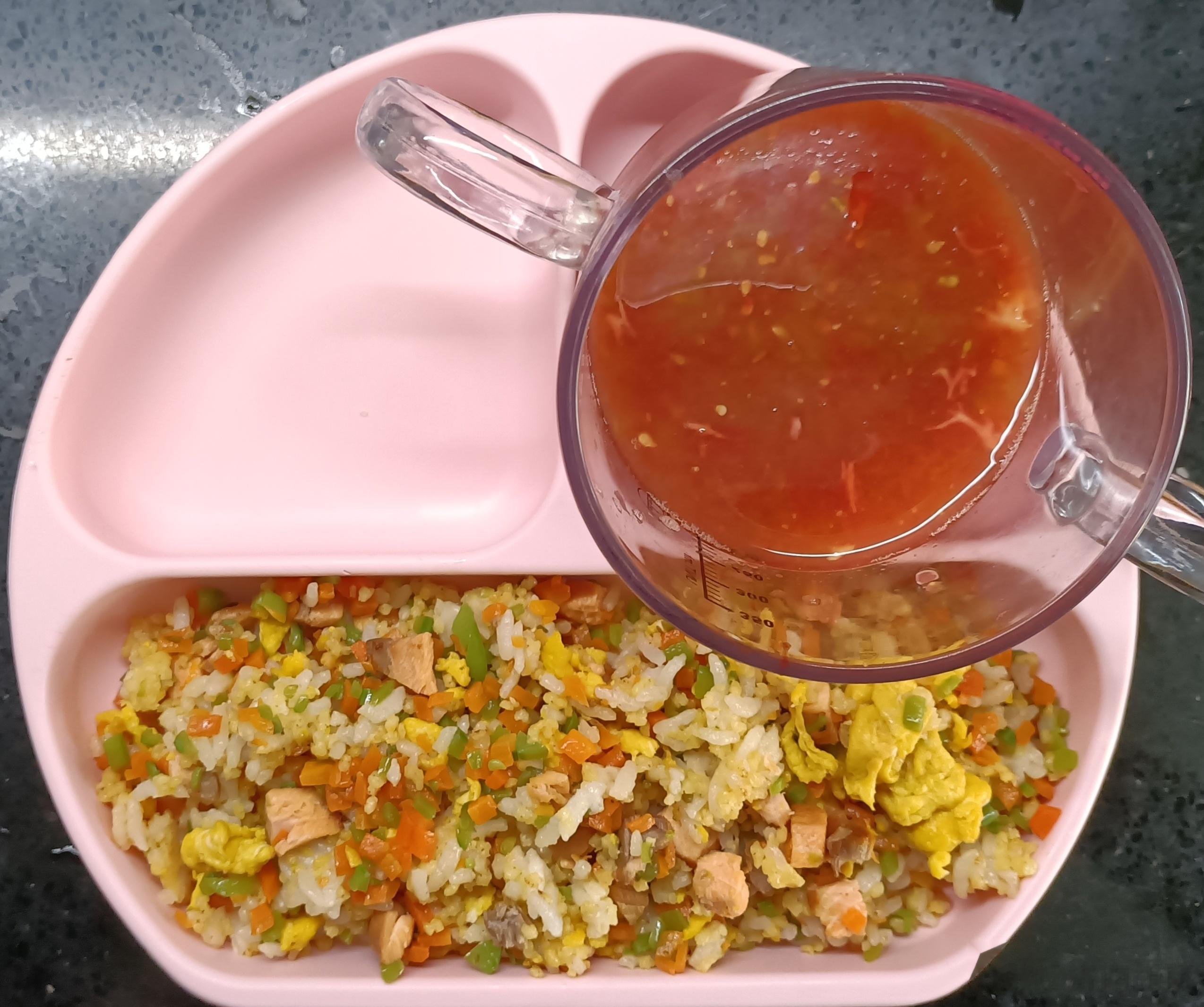 #糖糖的饭饭##科学育儿营养护航# 昨天午餐：胡萝卜甜豆三文鱼蛋炒二米饭，番茄果