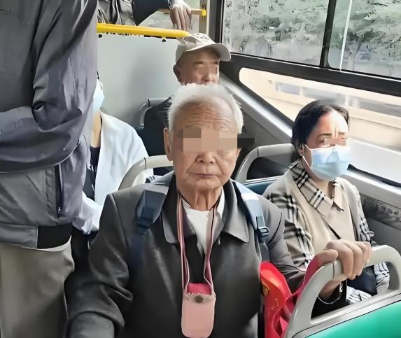 想钱想入魔了！上海一位八旬老人坐公交还没来得及买票，中途身体不适直接猝死，家属转